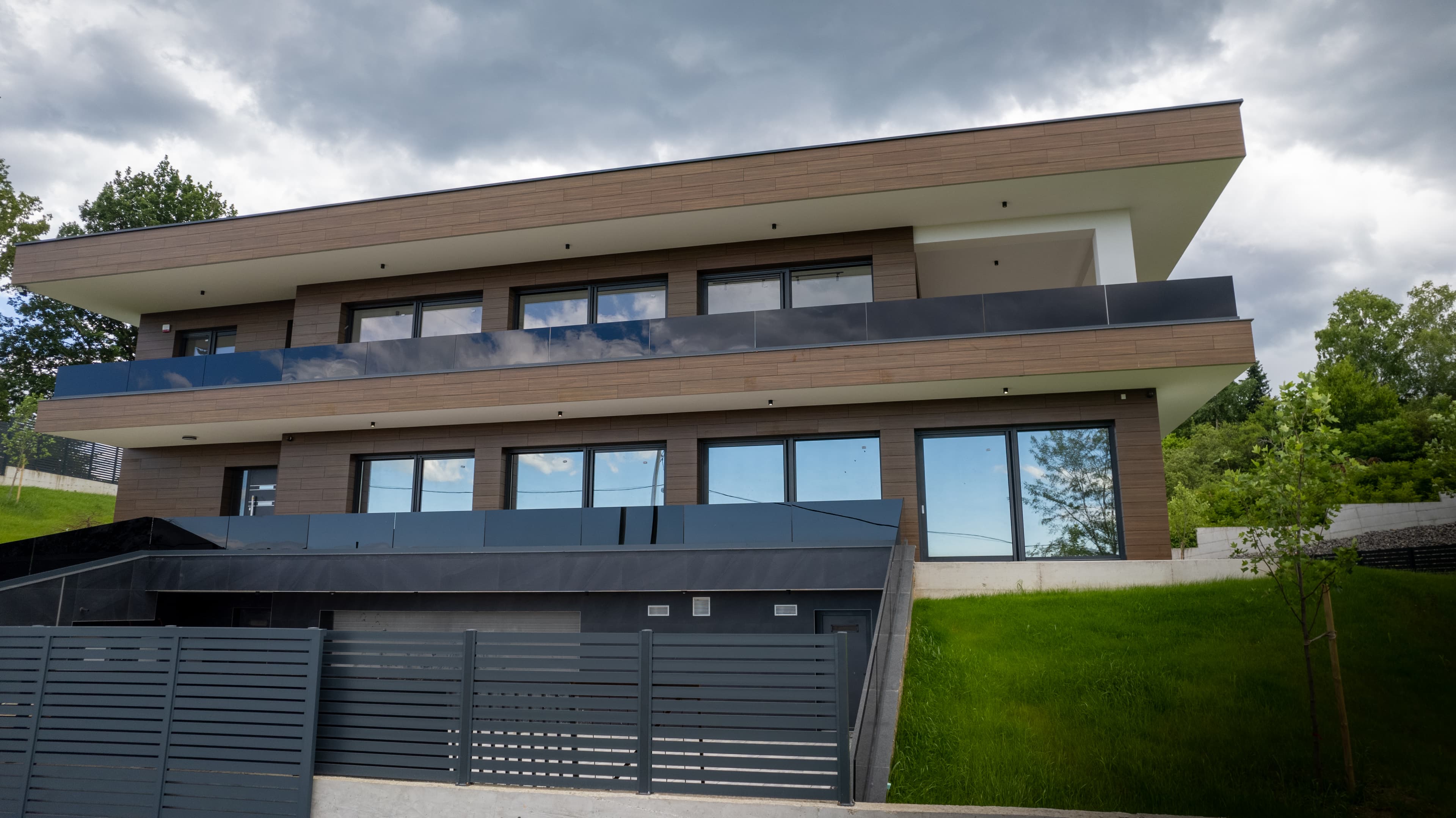 Moderna kuća — fasada i okoliš