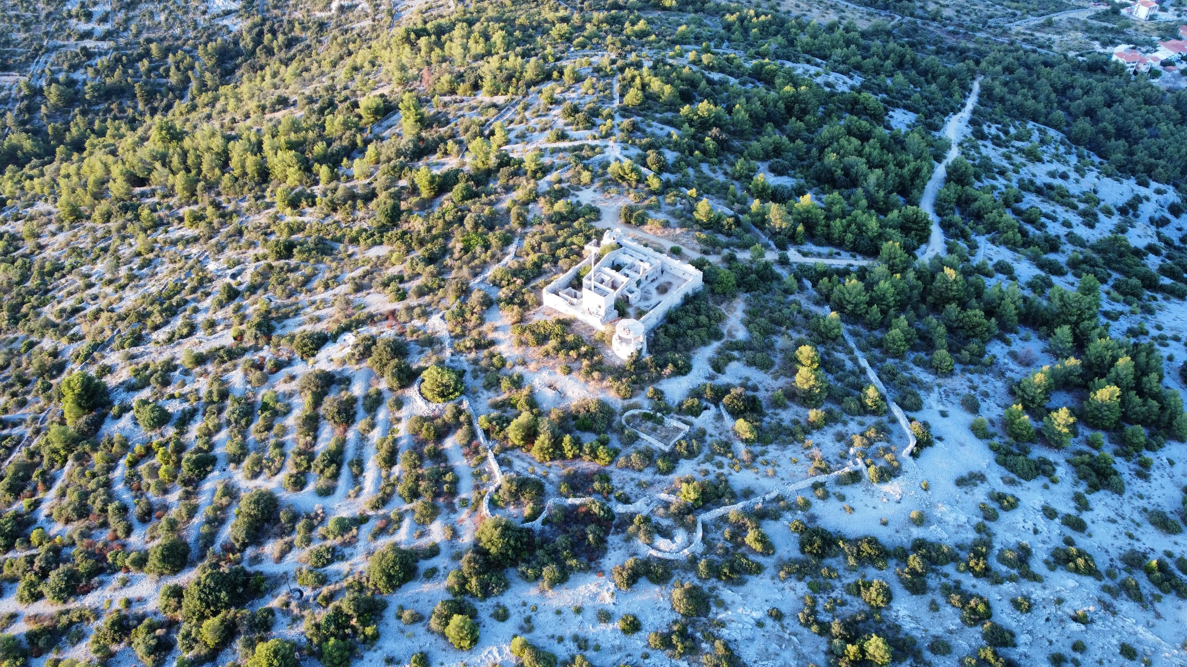 Snimanje dronom — povijesna građevina na brdu