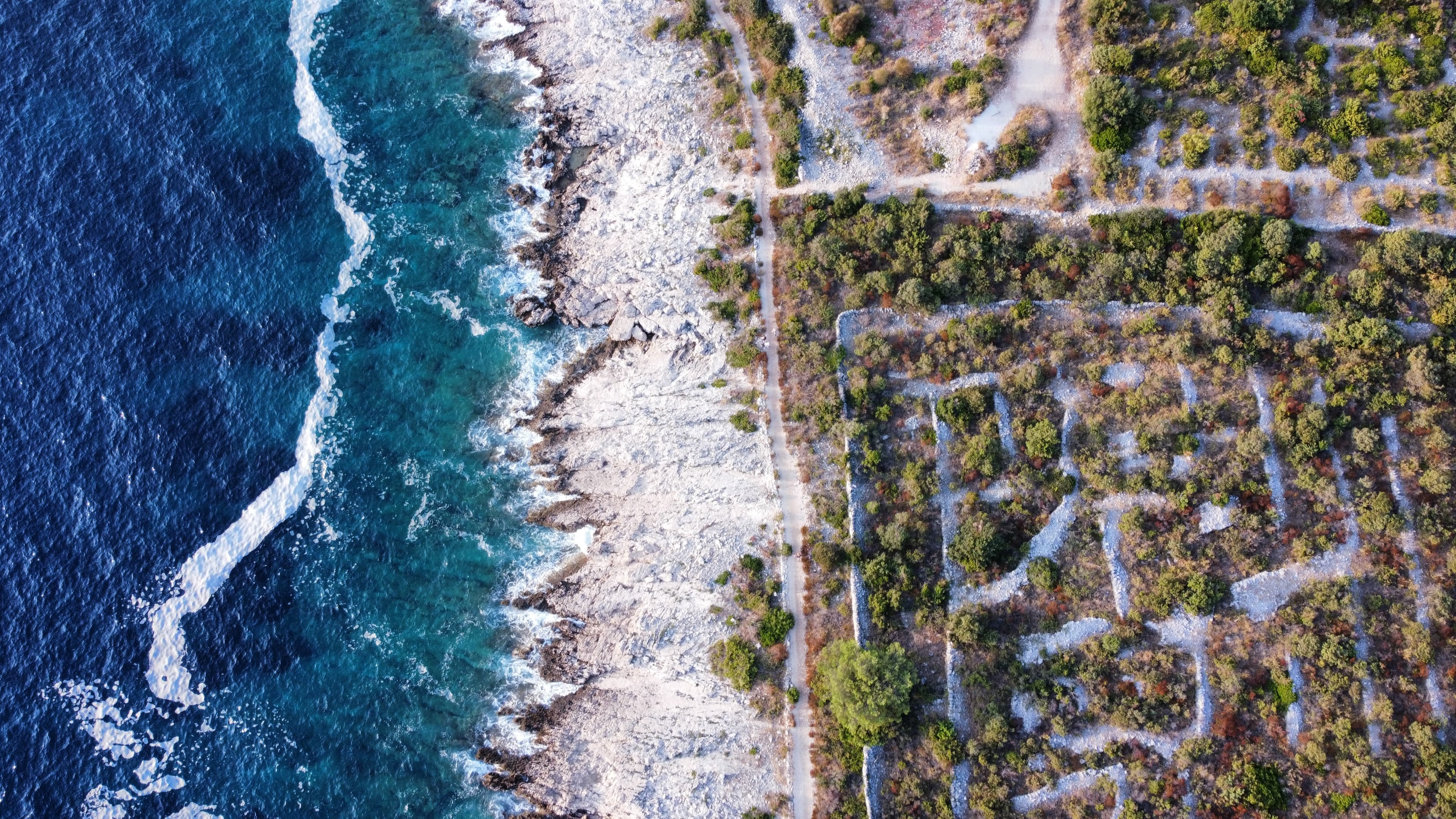 Zračna perspektiva obale i suhozida