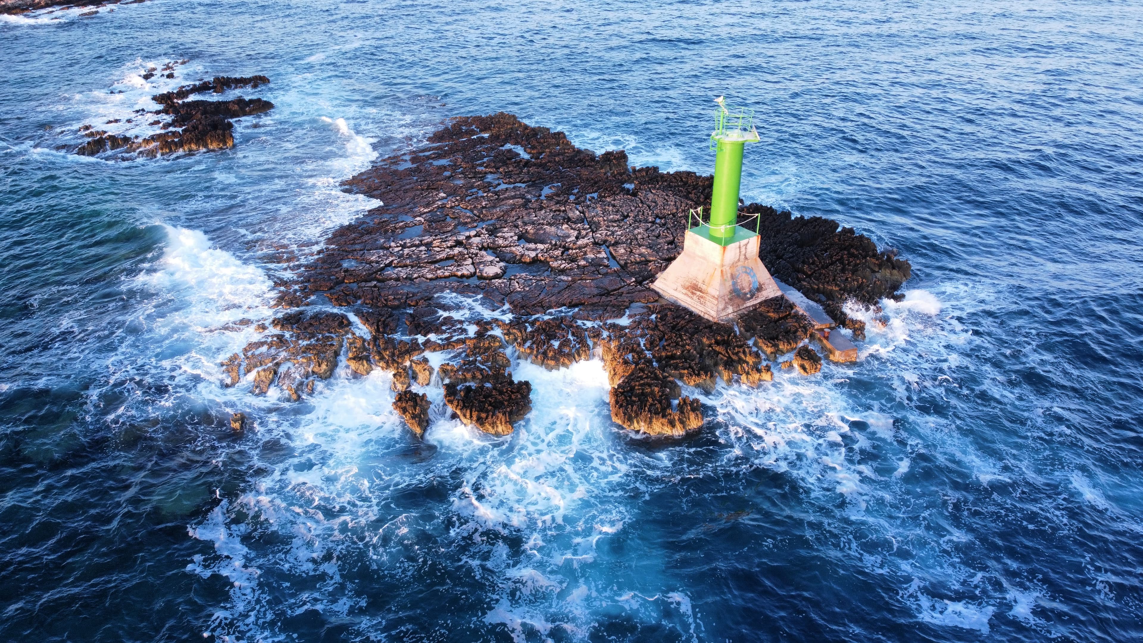 Otok i svjetionik — drone snimka